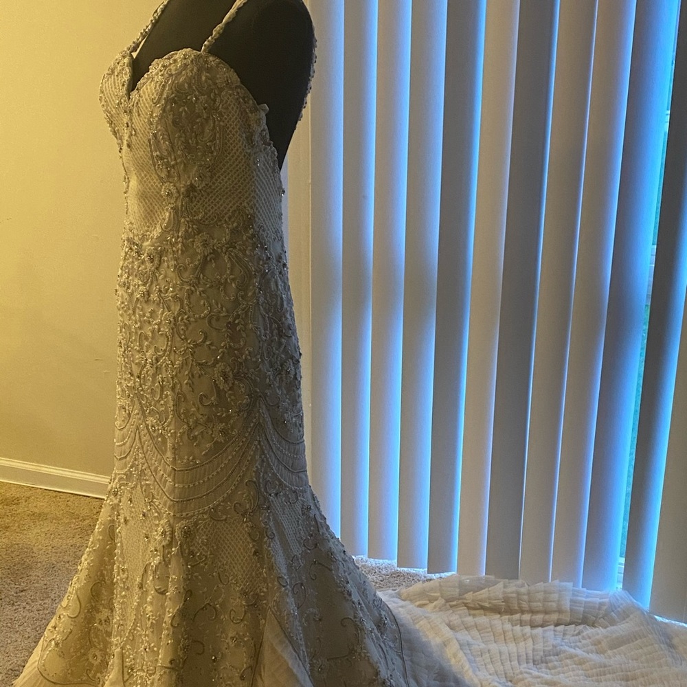 Ensues Fiona Wedding Gown size 10